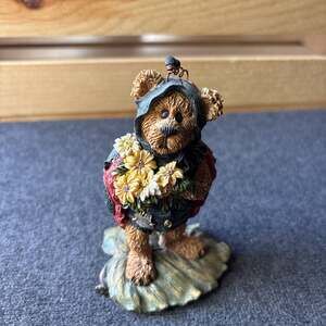 Boyds Bears Bearstone "Tweedle Bedeedle... Stop & Smell the Flowers" #227730 vin
